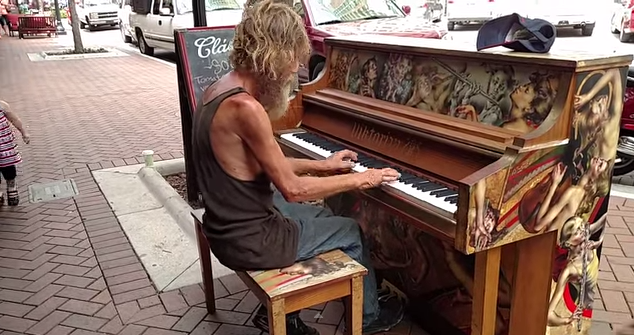 ホームレス男性の路上ピアノライブ