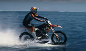 海の上を走るオートバイ