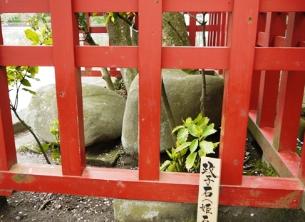 縁結びのパワースポット鶴岡八幡宮の政子石「姫石」
